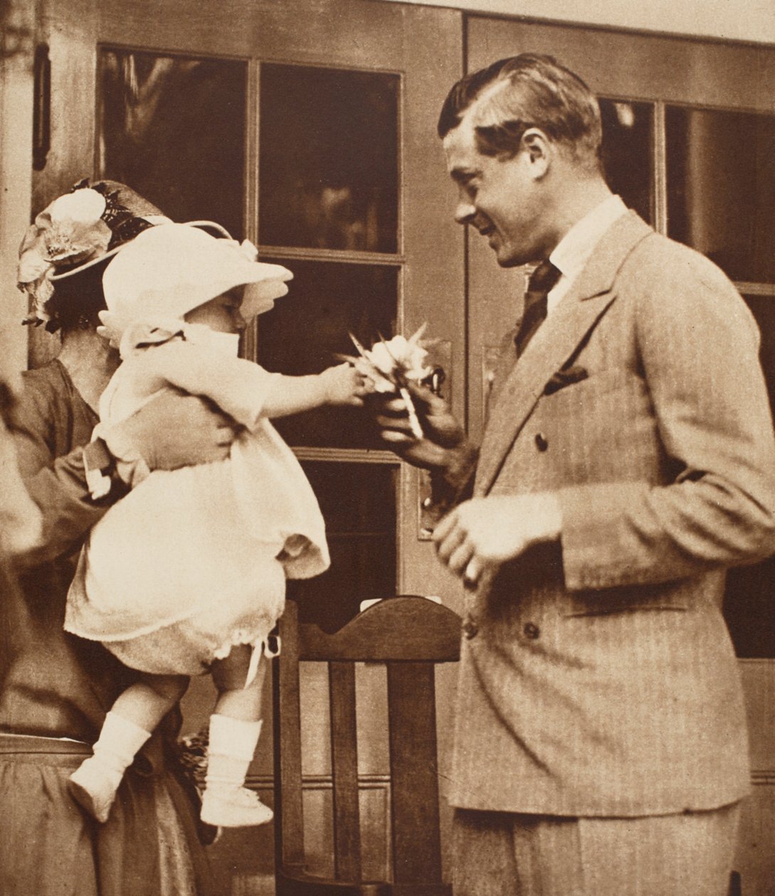 1926年，恩哈姆村中心的一个孩子手中的爱德华八世国王花束 作者 英国摄影师