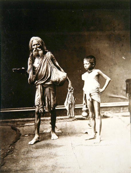 一个法基尔人和他的助手，印度，约1880年（蛋白打印）。 作者 英国摄影师