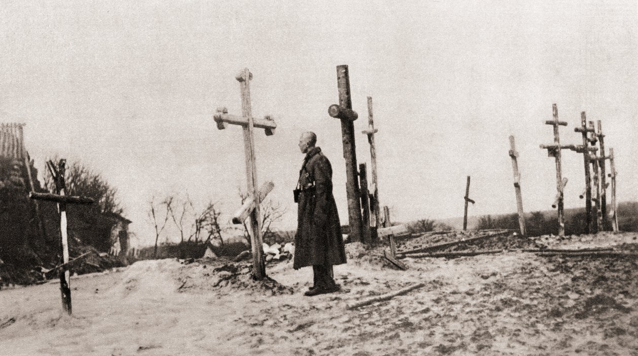 1915年，一名俄罗斯士兵在第一次世界大战期间战友的坟墓中，来自“插图战争新闻” 作者 英国摄影师