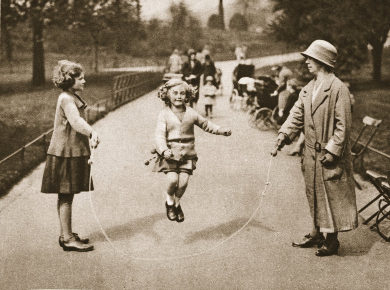 一个女孩在海德公园或肯辛顿花园跳过，来自Wonderful London，1926-27出版（照相凹版） 作者 英国摄影师