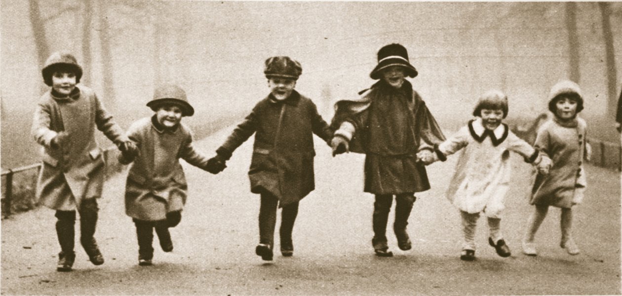 1926年至27年间出版的一系列衣着光鲜的孩子们在海德公园（Wonderful London）中出版（照相凹版印刷） 作者 英国摄影师