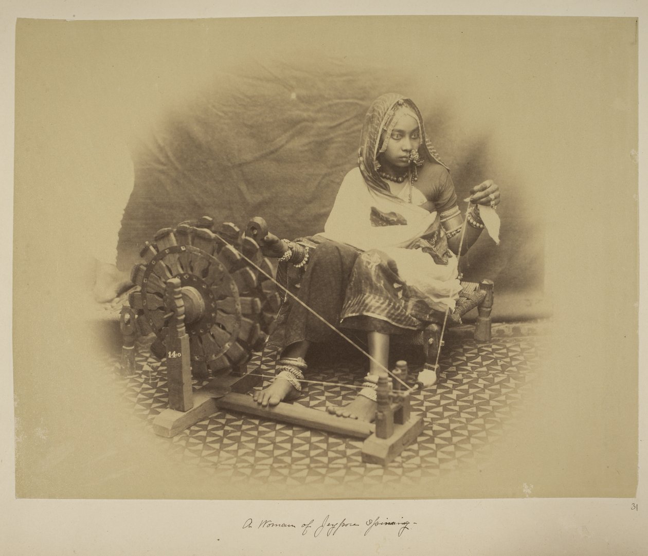约 1890 年，一名杰伊波尔妇女在纺纱（黑白照片） 作者 英国摄影师