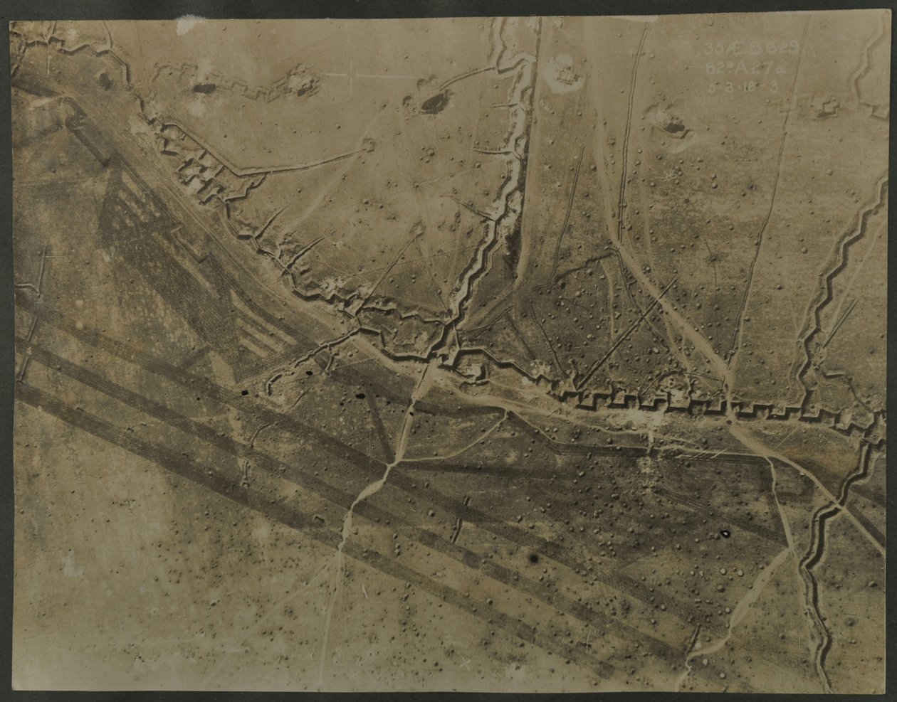 与WWI战壕的航拍照片，1918年 作者 英国摄影师