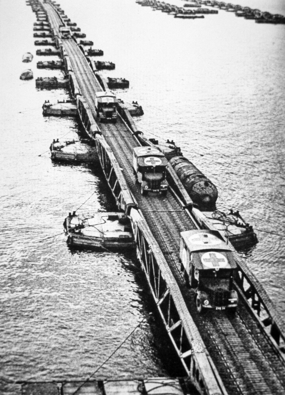 1944 年 6 月 6 日，盟军登陆部队的救护车使用被拖过海峡的桑树人工港口的桑树码头（黑白照片） 作者 英国摄影师