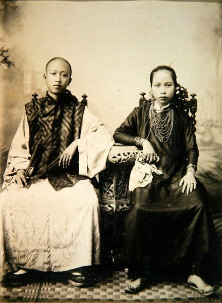 越南中部的安南男孩和女孩，约1875年（蛋白打印）。 作者 英国摄影师
