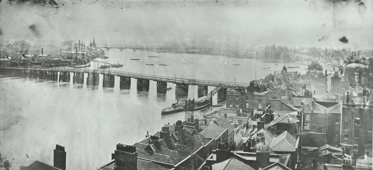 巴特西桥：1875年切尔西教堂塔楼的景色 作者 英国摄影师