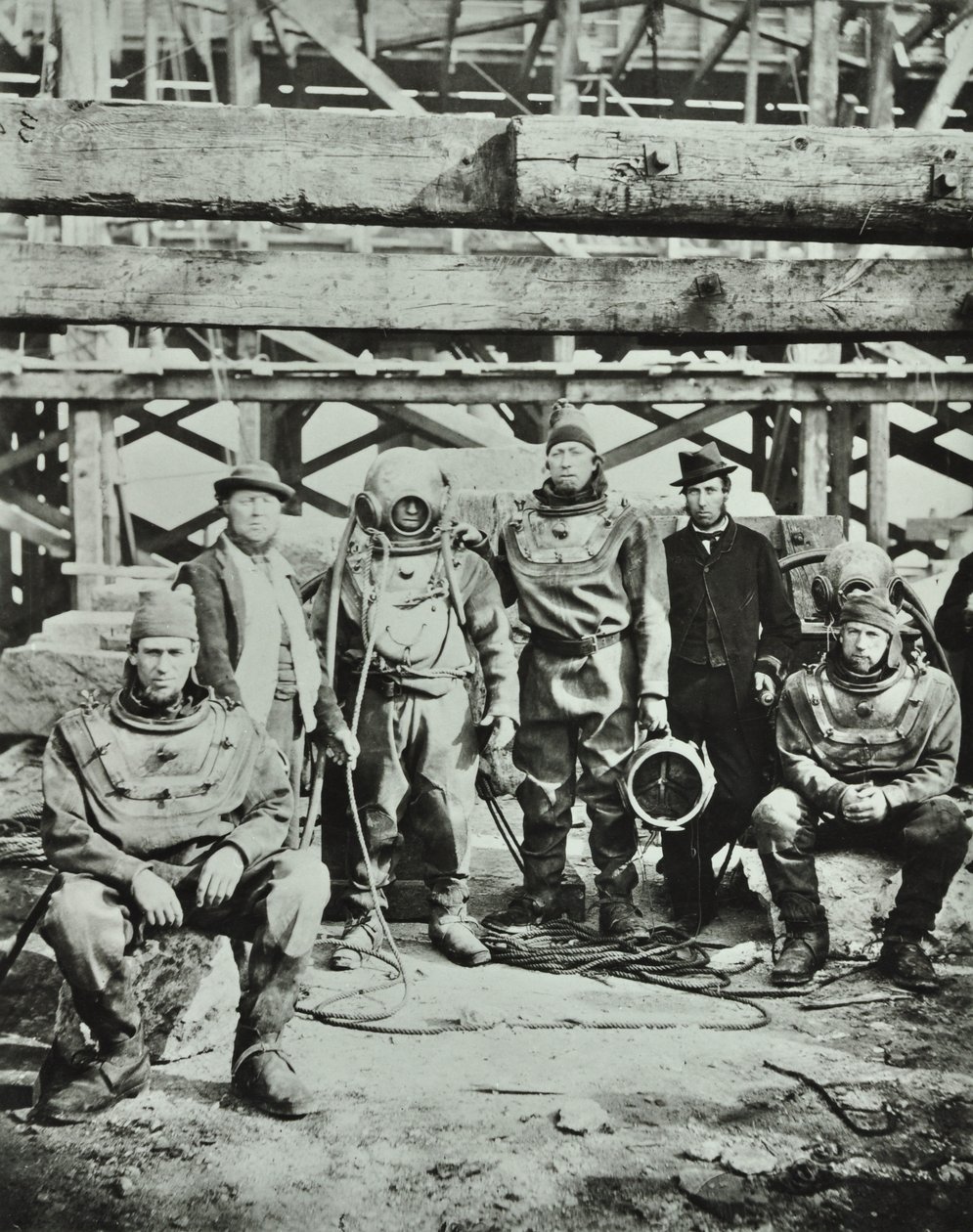 Blackfriars Bridge：1869年，建筑工人摆着装备 作者 英国摄影师