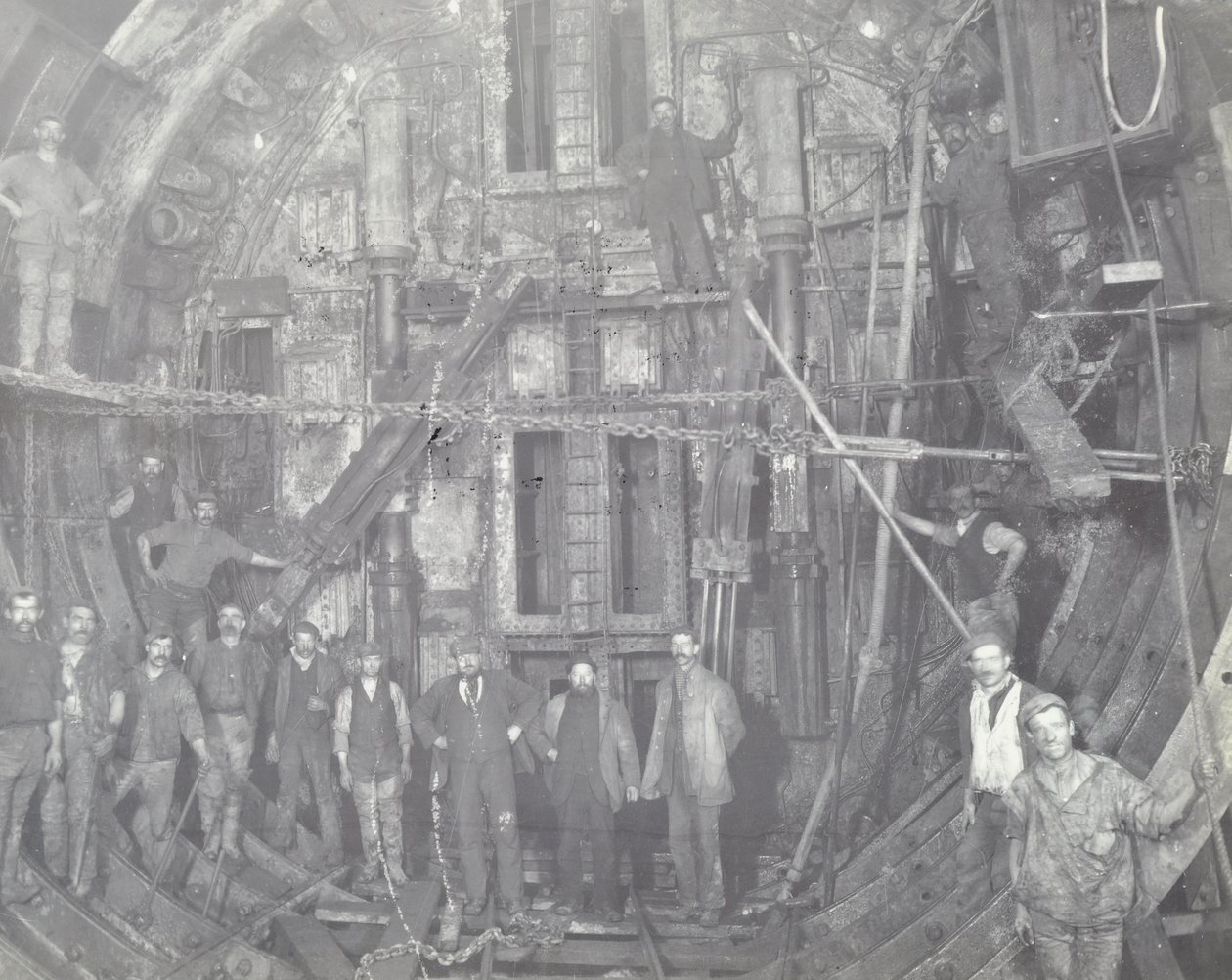 黑墙隧道：一群工人站在空中锁，1894年 作者 英国摄影师