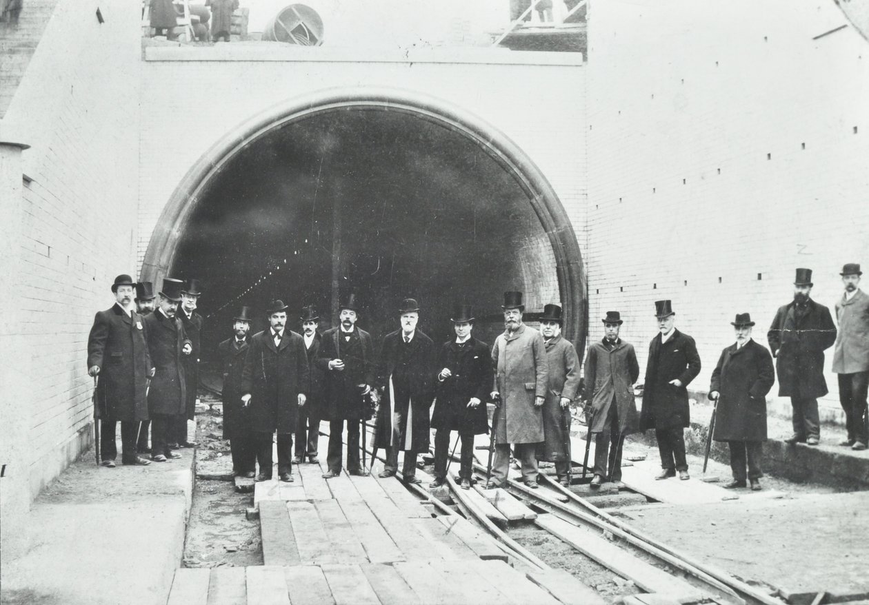 黑墙隧道：由贵宾检查水下部分，1895年 作者 英国摄影师