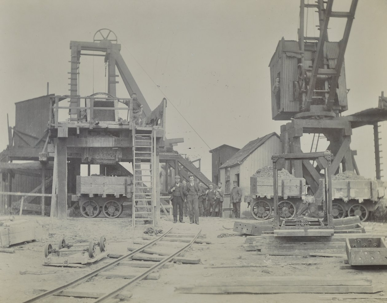 黑墙隧道：1893年隧道施工期间的竖井和工人 作者 英国摄影师