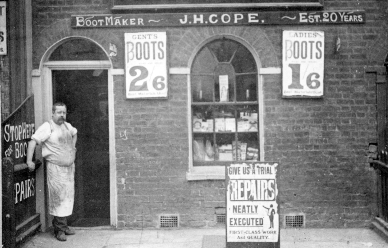 Bootmaker JH Cope，C19th晚期 作者 英国摄影师