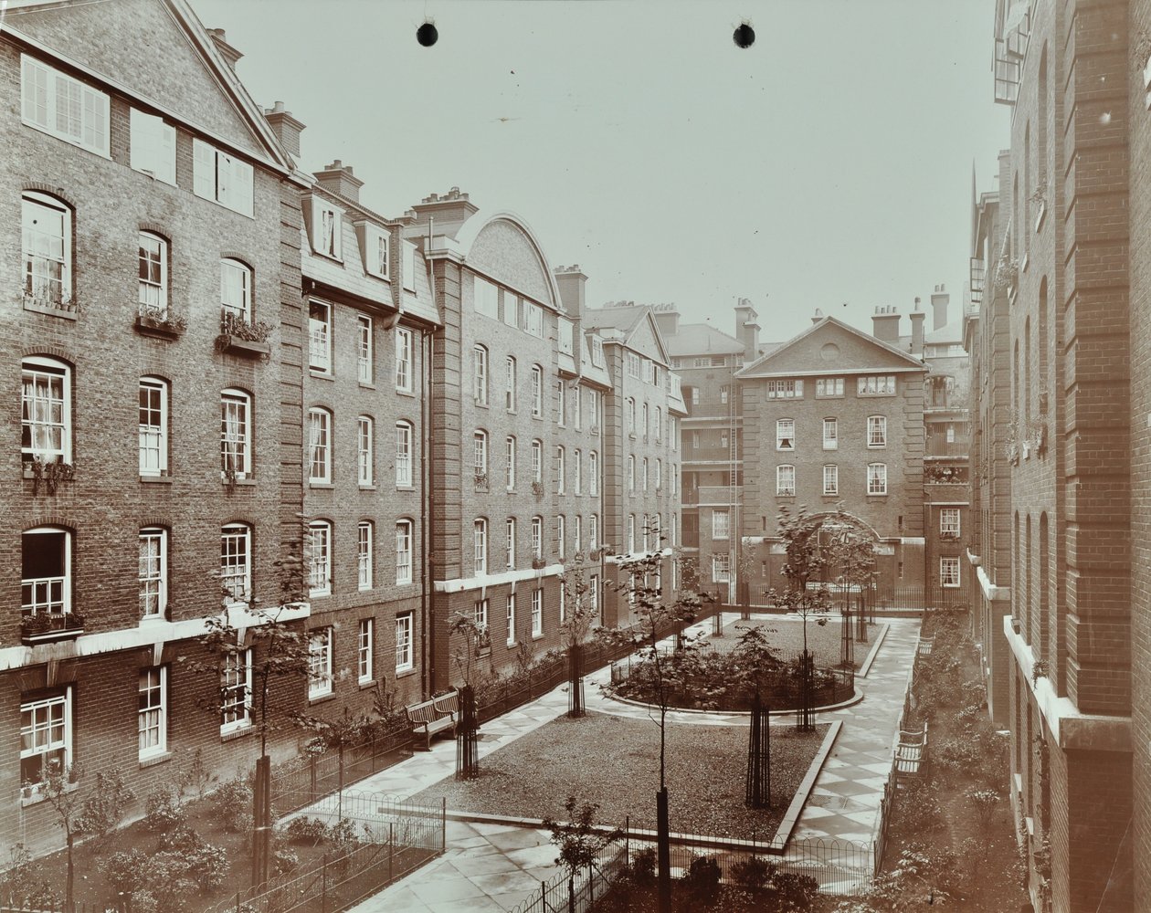 Bourne Estate: formal courtyard garden, London 作者 英国摄影师