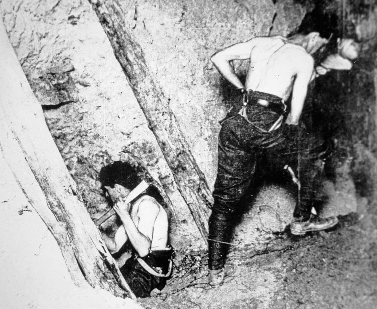 1917年6月，英国皇家工兵部队的工兵在伊普尔的梅辛斯山脊布雷（黑白照片）。 作者 英国摄影师