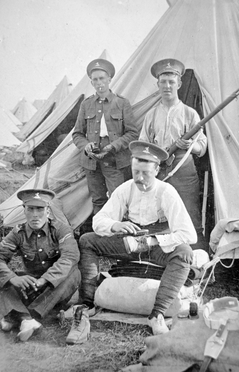营地里的英国士兵正在清洗他们的装备 作者 英国摄影师