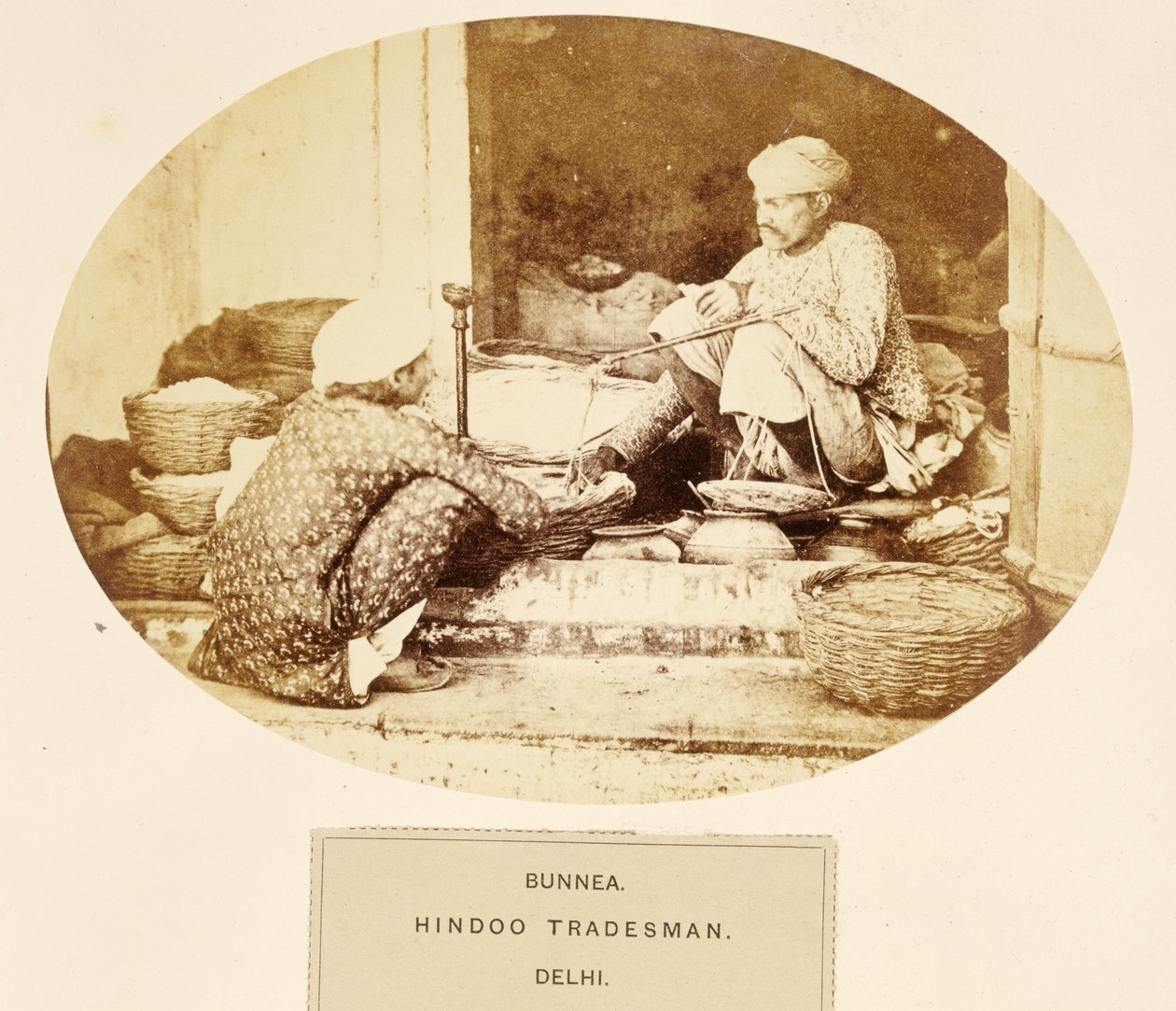 Bunnea，Hindu Tradesman，德里，来自印度人民，由J. Forbes Watson，1868年出版（蛋白印刷品） 作者 英国摄影师