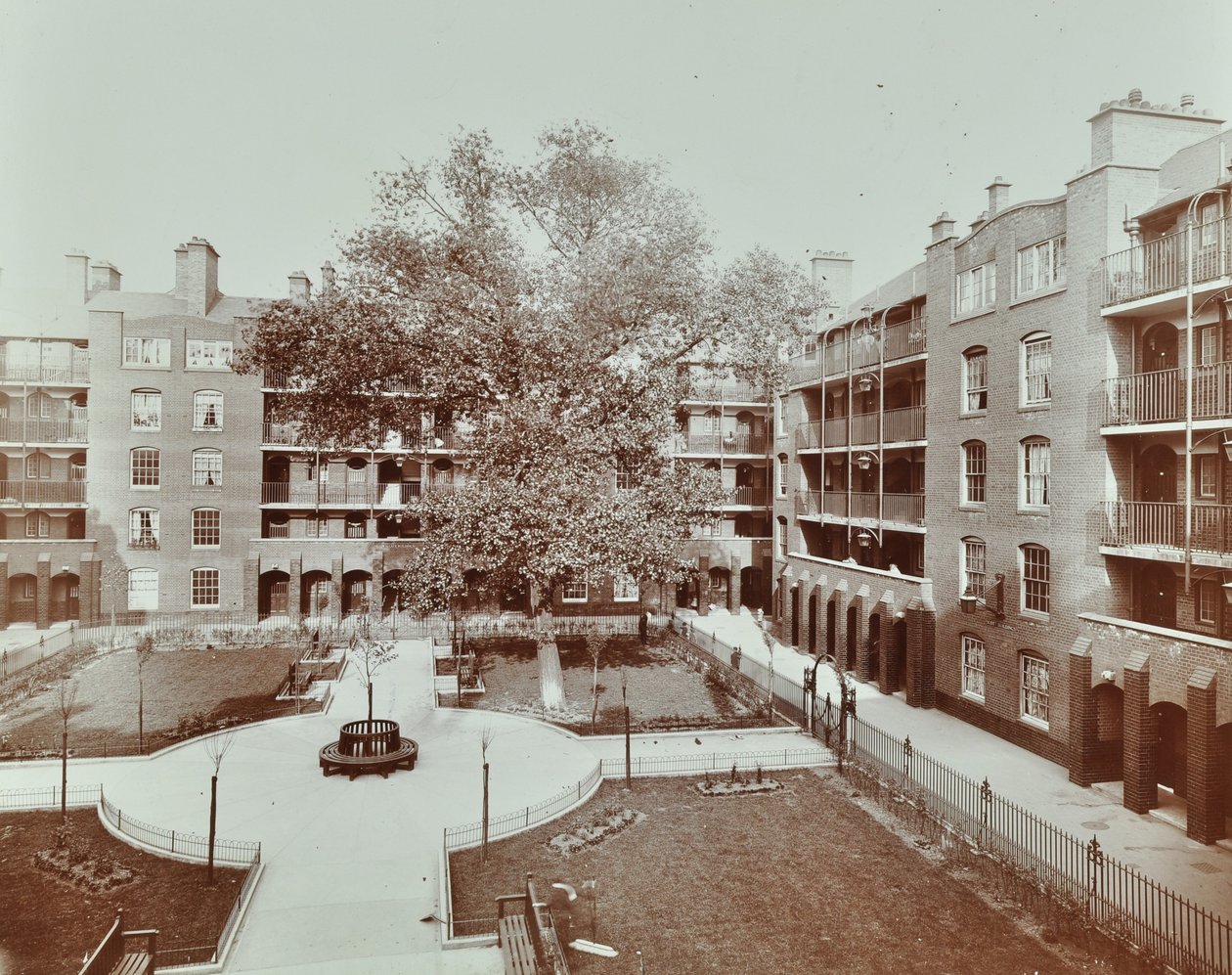 Caledonian Road Buildings: view of courtyard, gardens and flats, London 作者 英国摄影师