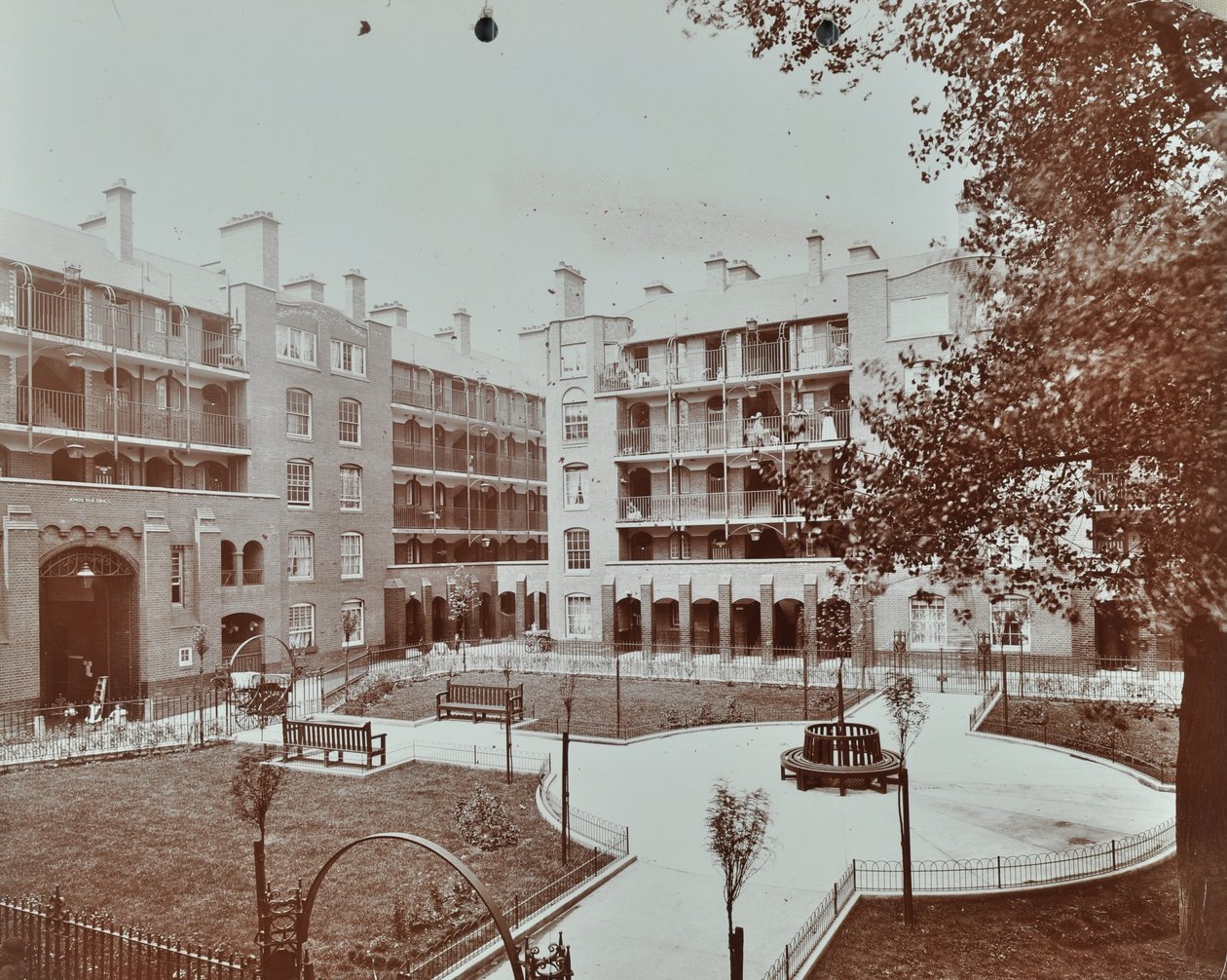 Caledonian Road Buildings: view of courtyard, gardens and flats, London 作者 英国摄影师