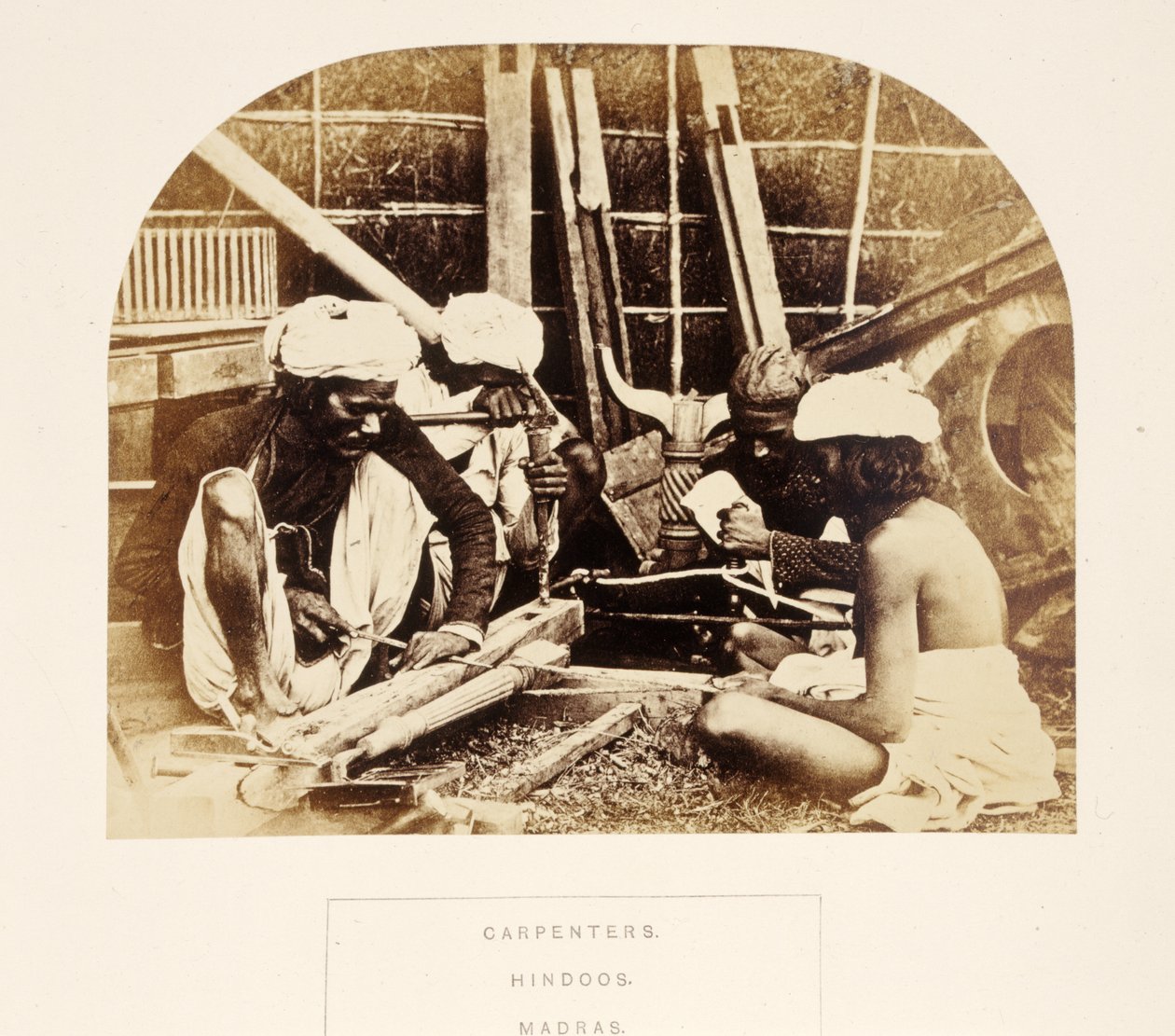 木匠，印度人，马德拉斯，来自印度人民，由J.福布斯沃森，1868年出版（蛋白印刷品） 作者 英国摄影师