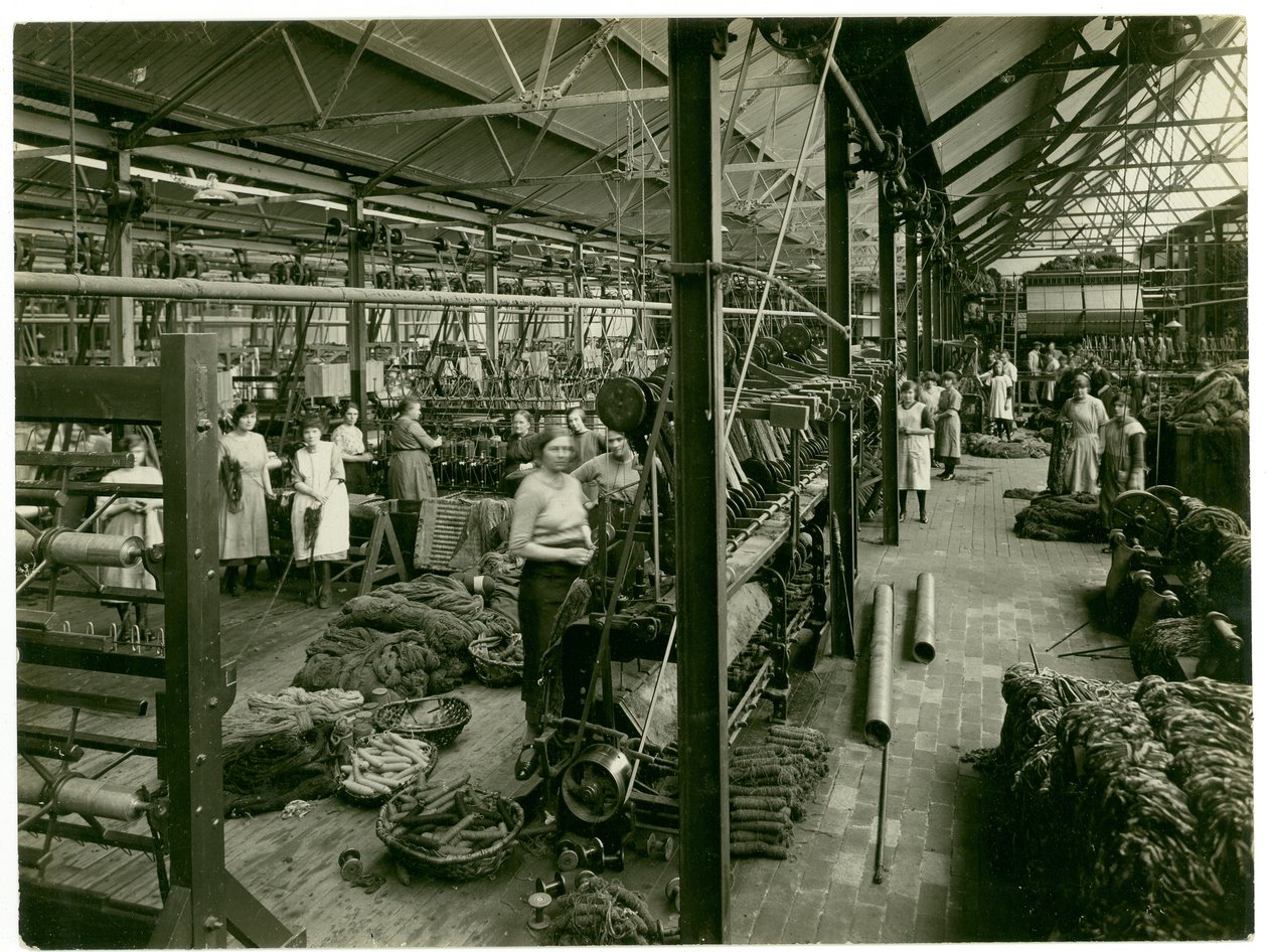 雪尼尔缠绕，地毯厂，1923年 作者 英国摄影师