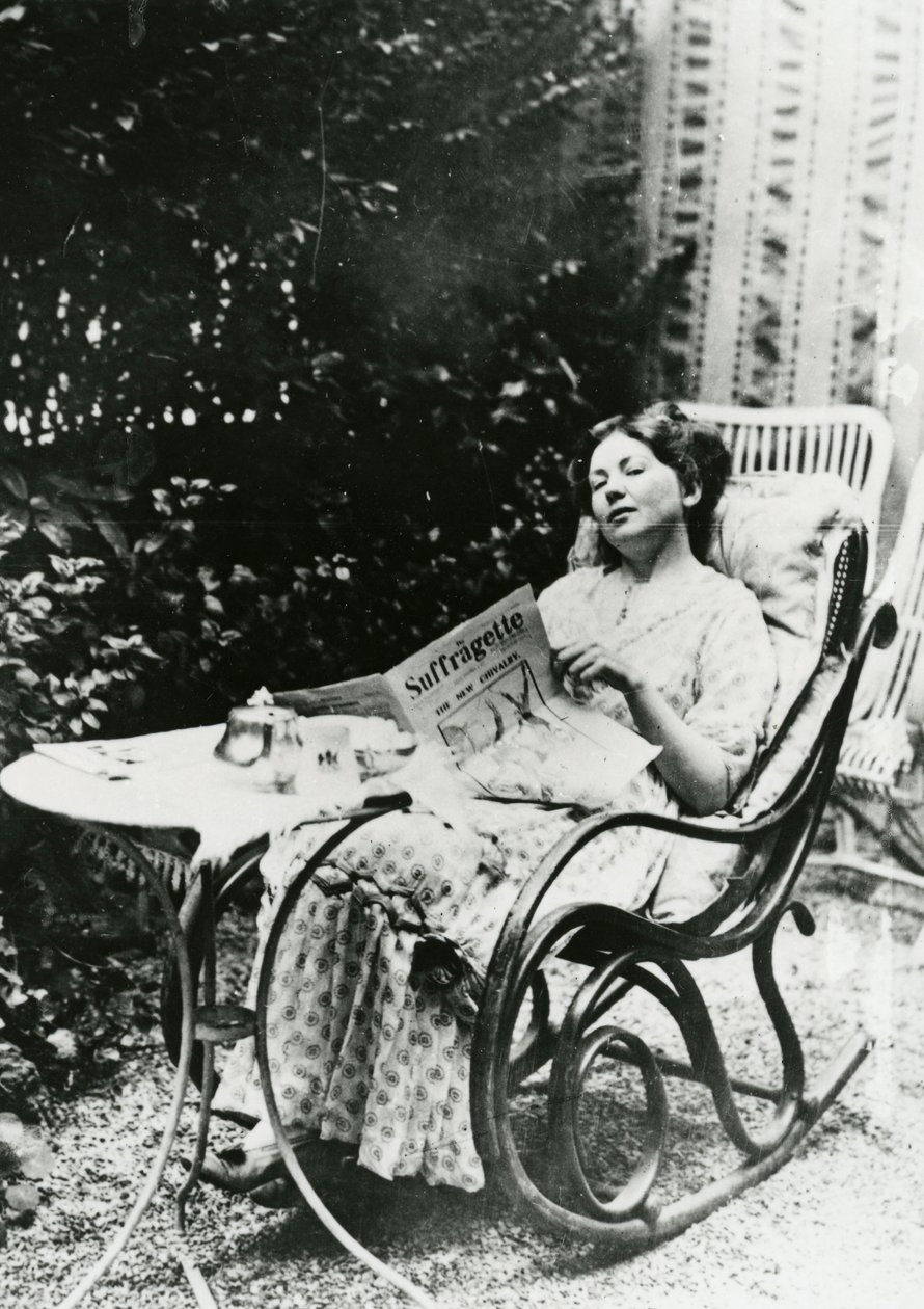 Christabel Pankhurst（1881-1969）阅读The Suffragette c.1905-14的副本 作者 英国摄影师