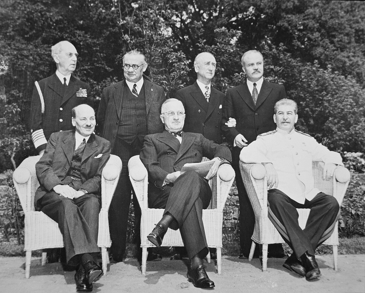克莱门特·艾德礼（Clement Attlee，1883-1967）、哈利·S·杜鲁门总统（Harry S. Truman，1884-1972）和约瑟夫·斯大林（Joseph Stalin，1879-1953）在波茨坦会议 作者 英国摄影师
