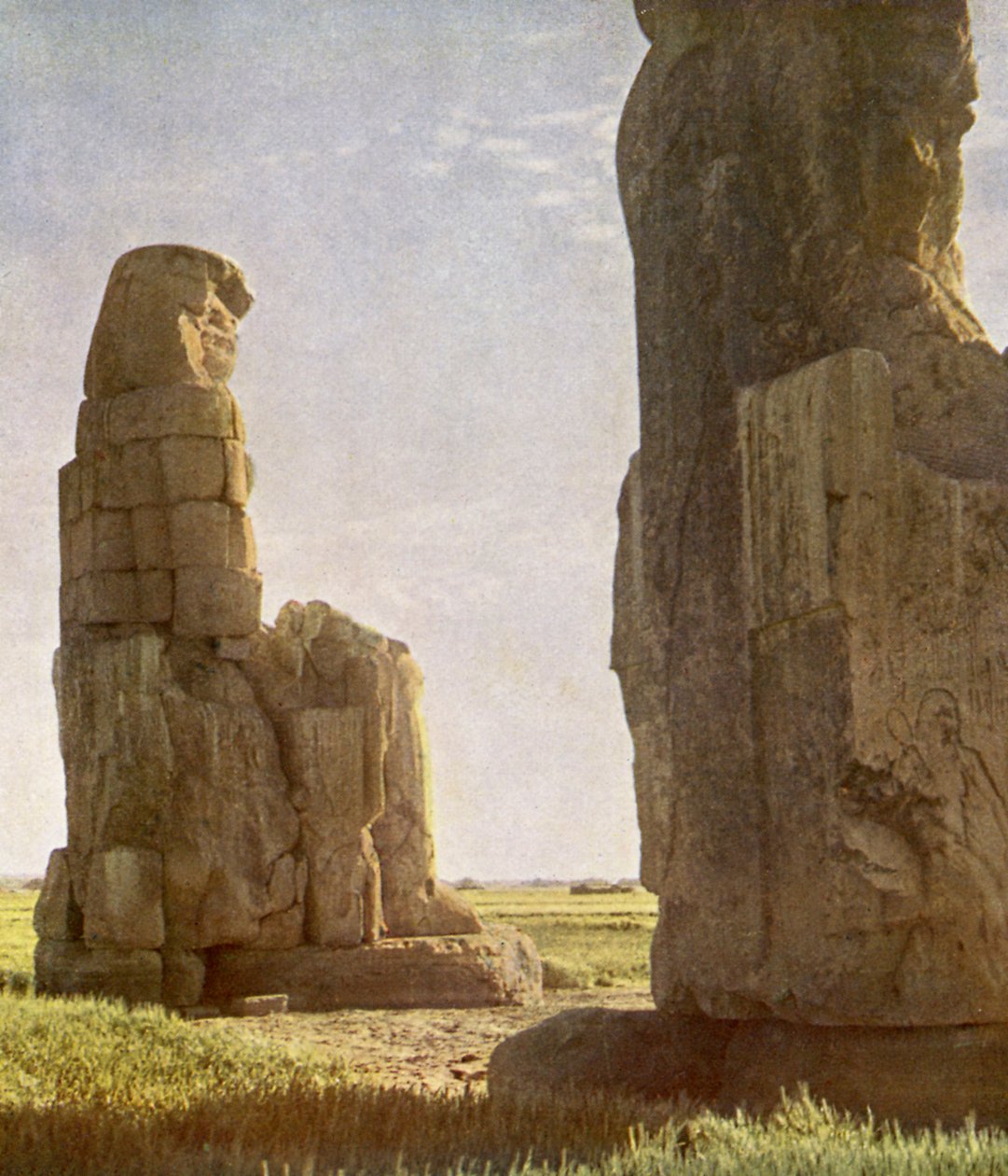 Colossi of Memnon at Daybreak. 作者 英国摄影师