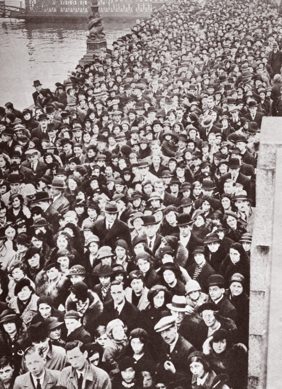 人群等待进入威斯敏斯特大厅，在1936年躺在乔治五世的状态 作者 英国摄影师