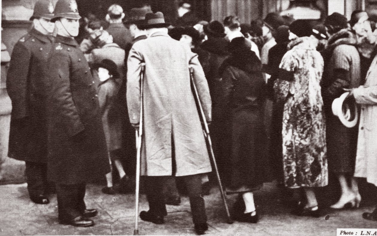 人群等待进入威斯敏斯特大厅，在1936年躺在乔治五世的状态 作者 英国摄影师