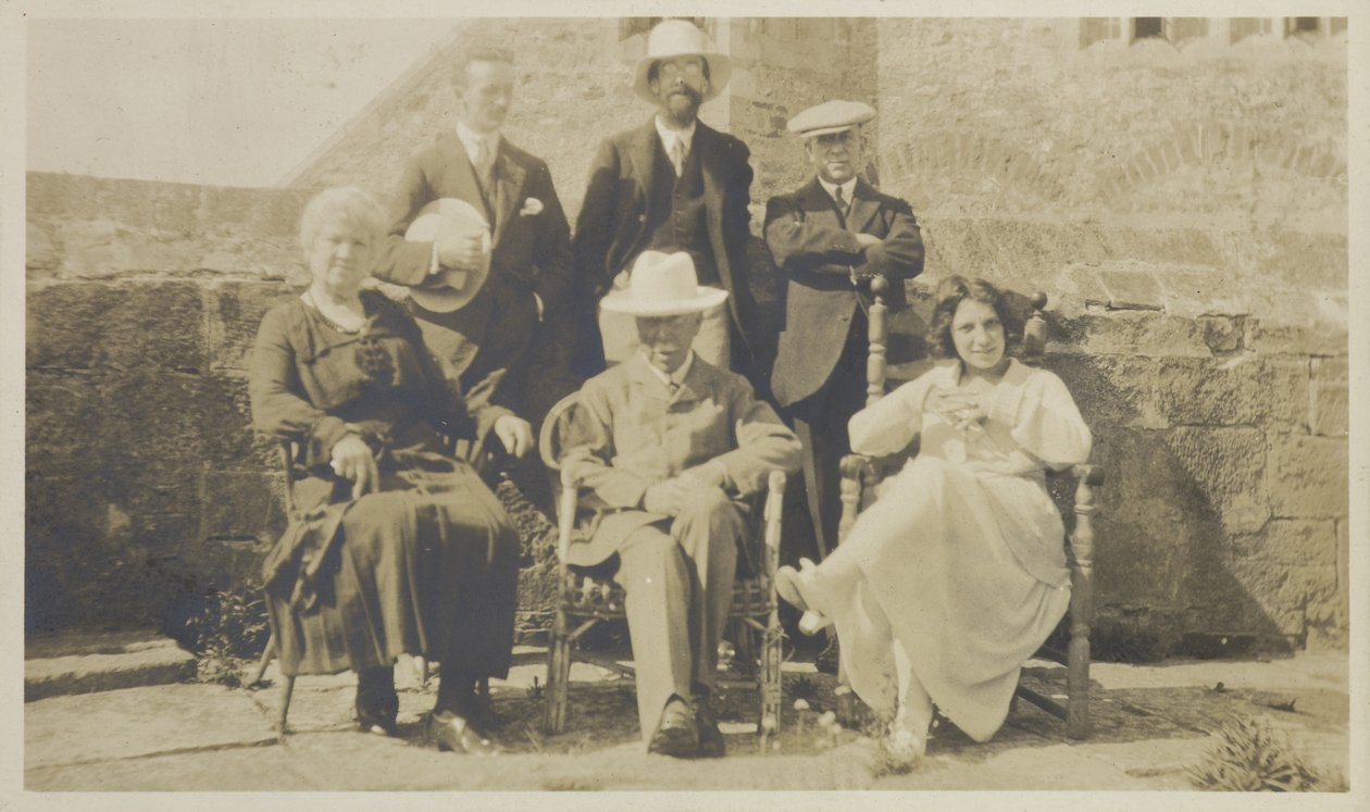 爱德华·哈德森和朋友们，林迪斯法恩，c.1918（明胶印刷） 作者 英国摄影师