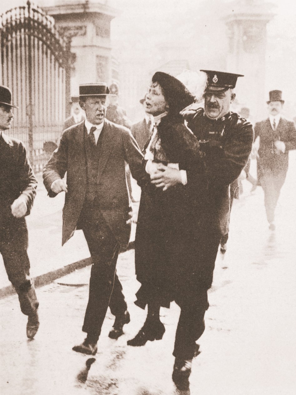 1914 年 5 月 21 日，艾米琳·潘克赫斯特 (Emmeline Pankhurst) 在白金汉宫外试图向国王请愿时被捕（深褐色照片） 作者 英国摄影师