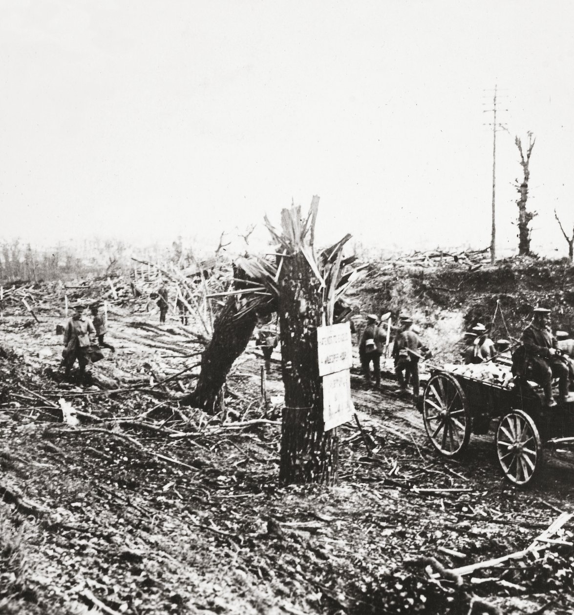 工程师们修理了Hangard附近的轻轨，在1918年为Amiens进行的斗争中遭到炮火的破坏 作者 英国摄影师