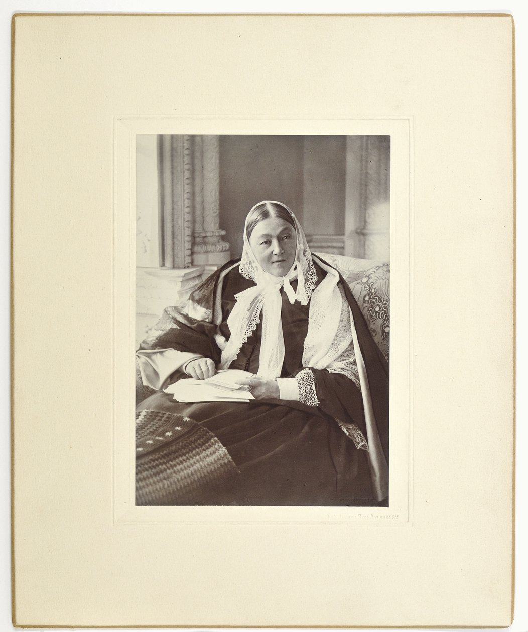 佛罗伦萨南丁格尔，坐在1891年Claydon House蓝色房间的沙发上 作者 英国摄影师