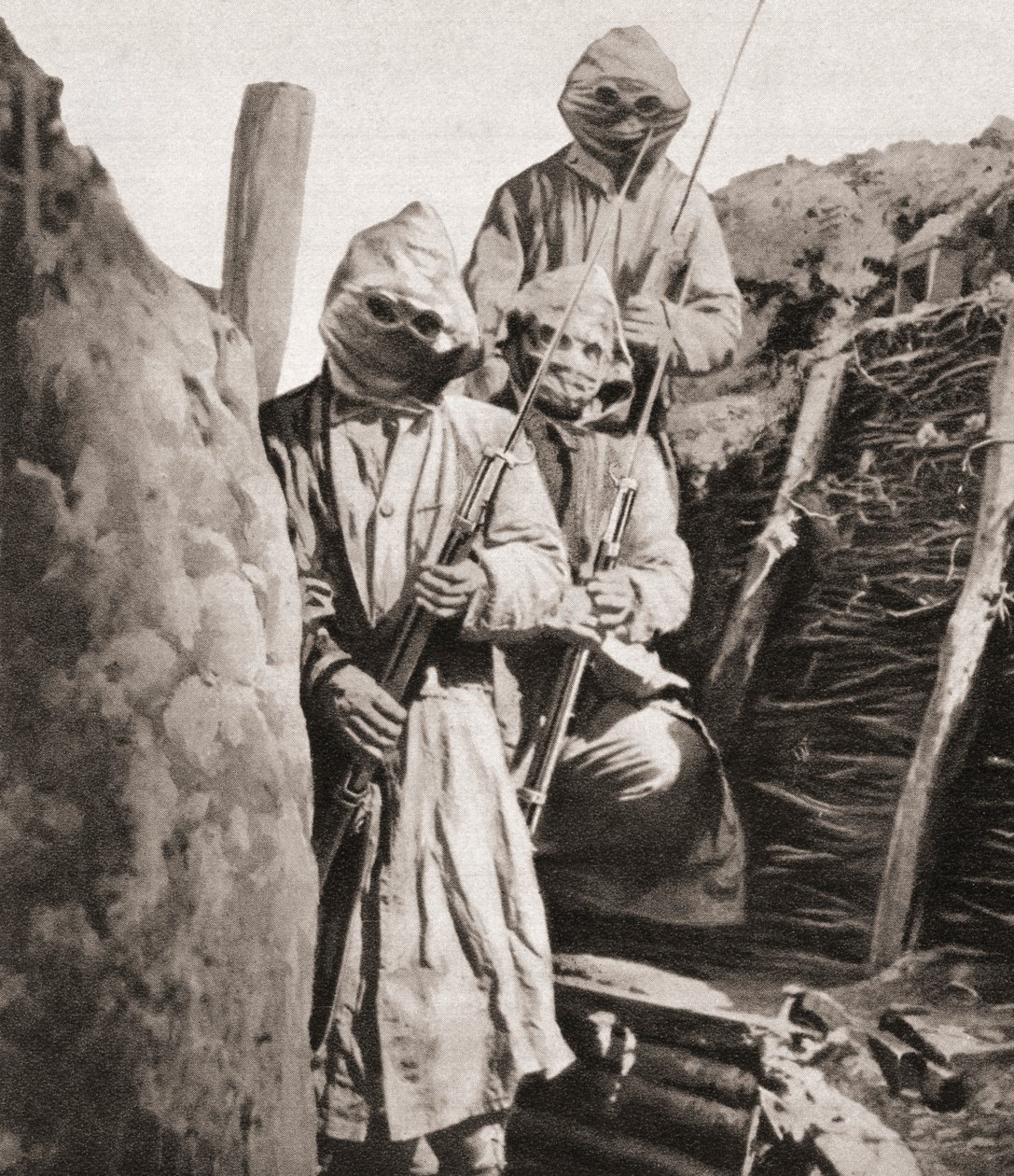 1915年，“战争新闻报”中的法国步兵在第一次世界大战期间戴着呼吸器来保护他们免受德国毒气的危害 作者 英国摄影师