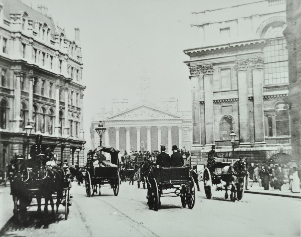 从维多利亚女王街（Queen Victoria Street）到1895年伦敦金融城皇家交易所（Royal Exchange）的Mansion House Street 作者 英国摄影师