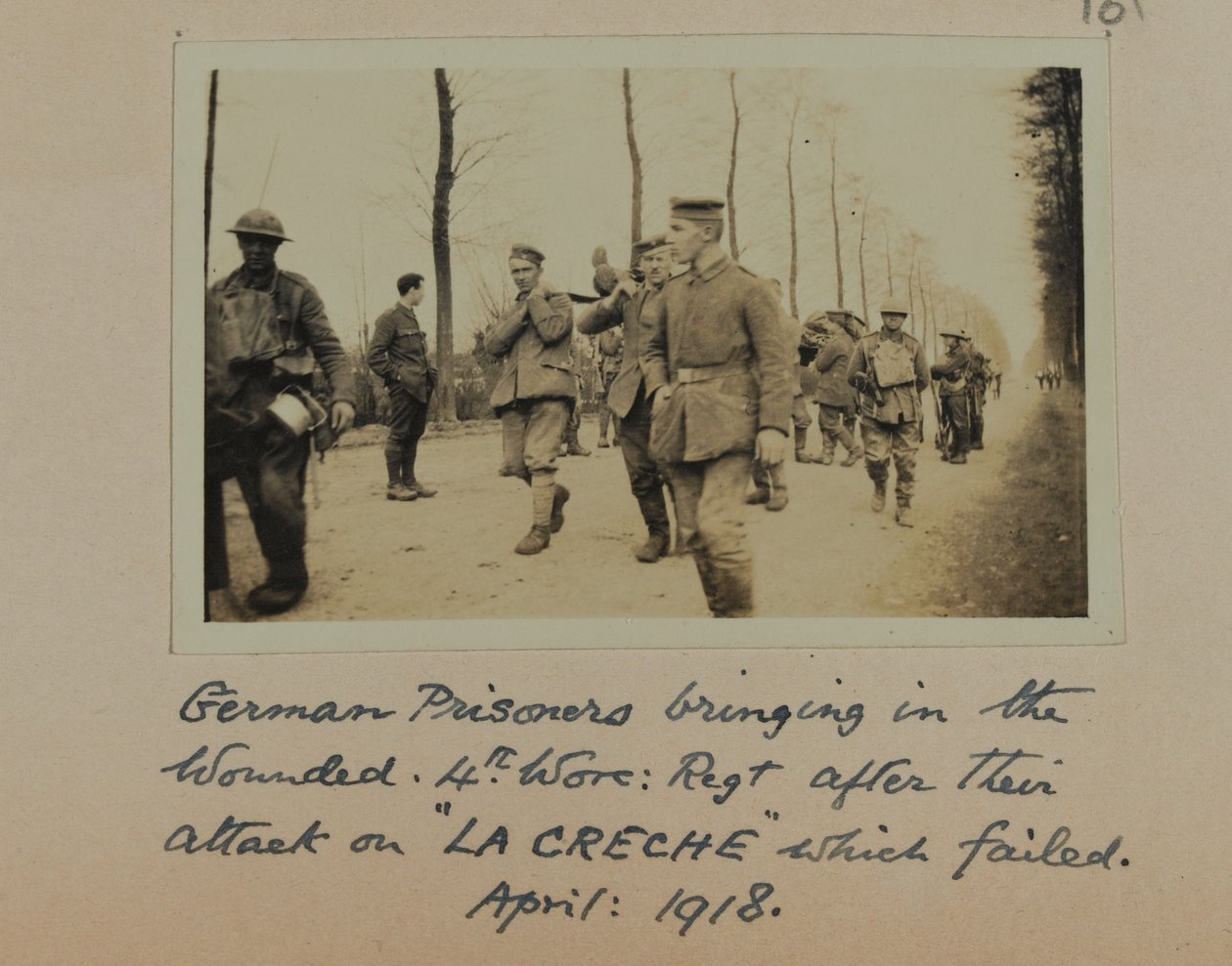 德国囚犯带来伤员，第4名，Worc：Rgt。 1918年4月袭击“La Creche”后失败 作者 英国摄影师