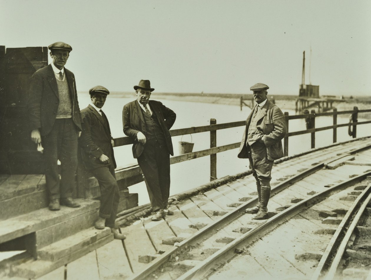 Group of men at Becontree Estate 作者 英国摄影师