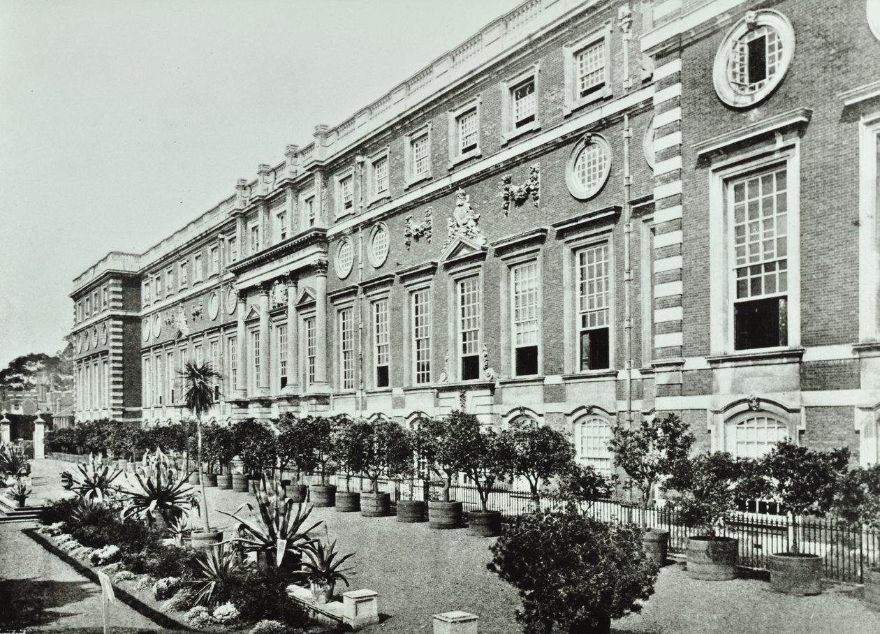 Hampton Court Palace，Hampton Court Road，Richmond：The Terrace，Wrens Court，1896 作者 英国摄影师