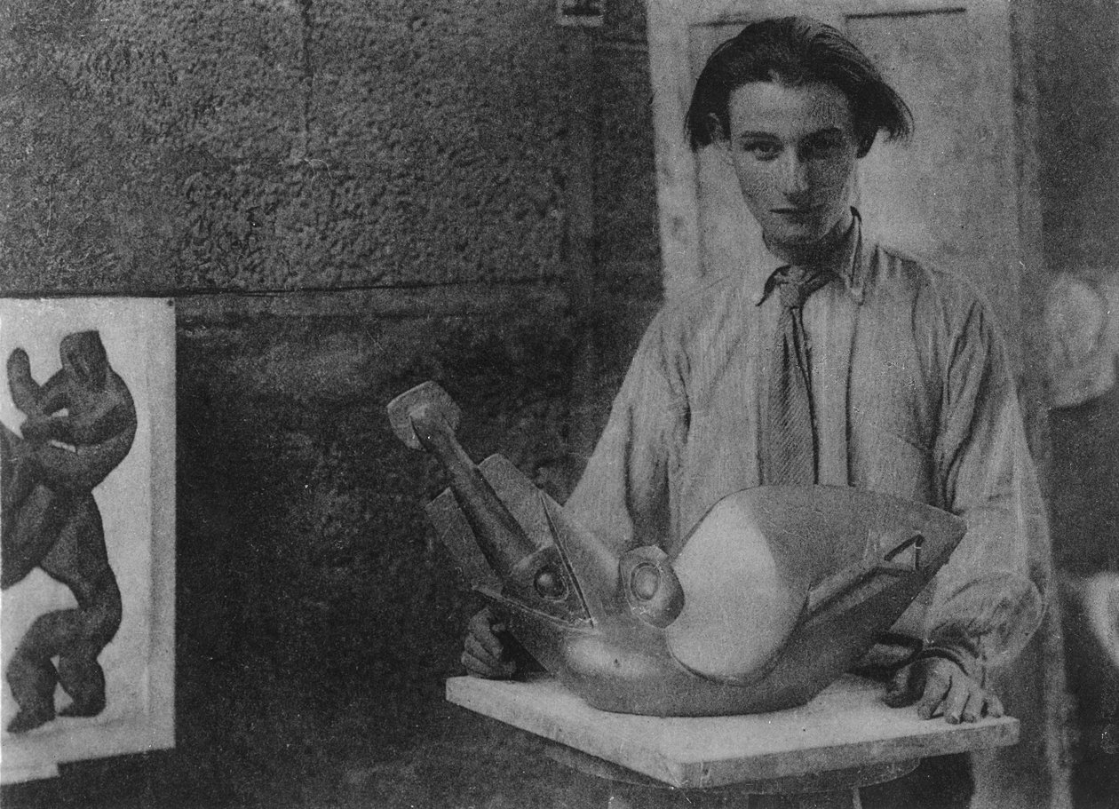 亨利·高迪尔·布热斯卡（Henri Gaudier-Brzeska）于1914年在剑桥大学水壶场举办雕塑“鸟吞鱼” 作者 英国摄影师