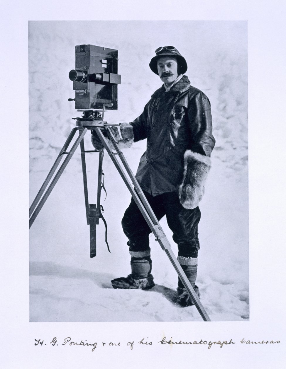 赫伯特·庞廷（Herbert Ponting，1870-1935）在Terra Nova远征（1910-13）的电影摄影机上，由斯科特船长领导到南极，1910-12 作者 英国摄影师