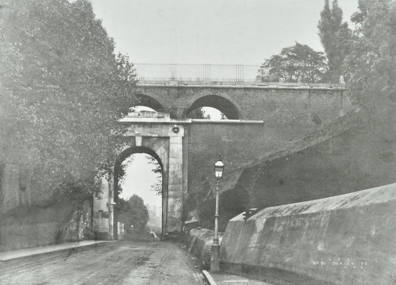 高门拱道，拱门路桥：老桥的全景，1896年 作者 英国摄影师