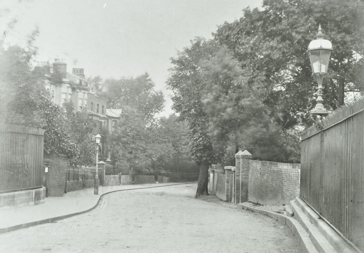 海格特拱门（Highgate Archway）：1896年，旧式灯具固定在栏杆上 作者 英国摄影师