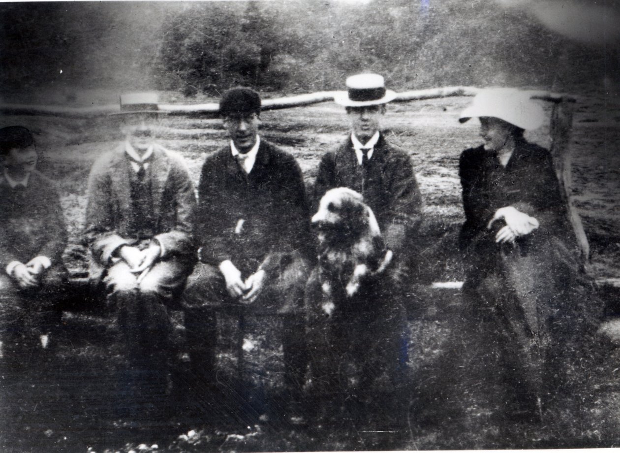James和Lytton Strachey与Thoby，Adrian和Virginia Stephen在Fritham，Hampshire，1901年 作者 英国摄影师