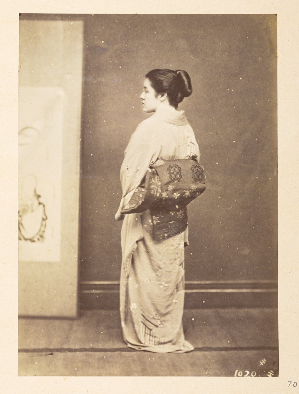 身着传统服装的日本妇女，摄影师未知卢卡斯收藏：查尔斯-詹姆斯和莫顿-P-卢卡斯世界巡回摄影记录 作者 英国摄影师