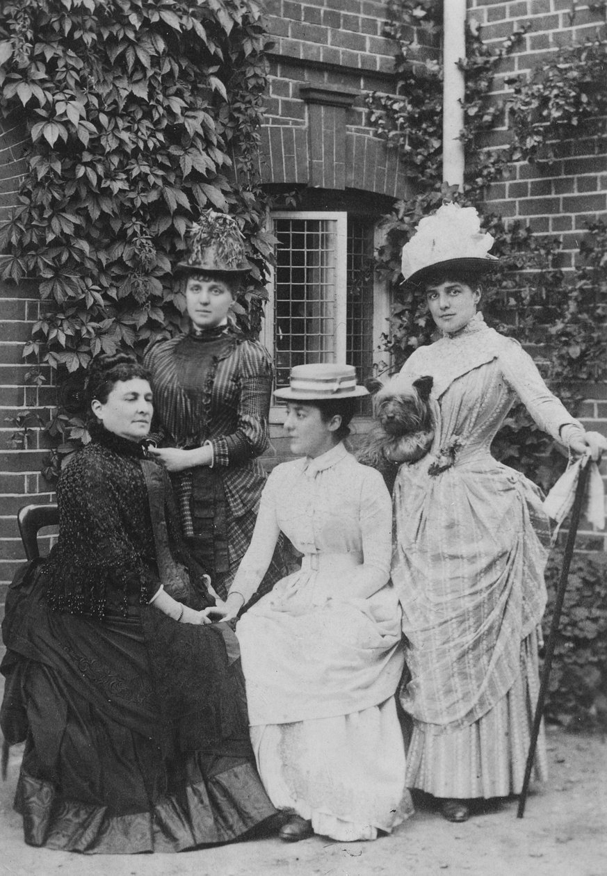 Jennie Jerome，后来Lady Randolph Churchill和她的母亲和姐妹（bw照片） 作者 英国摄影师