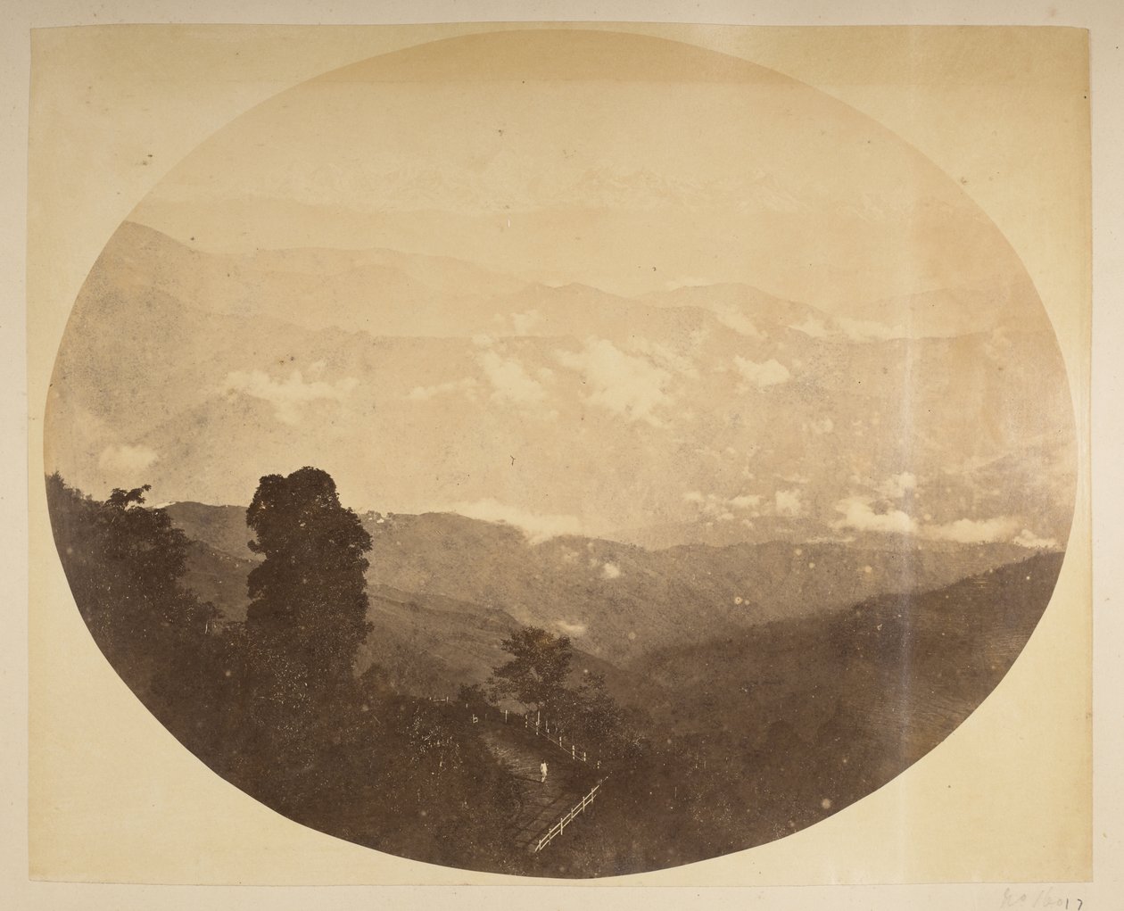 从市政厅附近的山上看金钦章嘉峰，[大吉岭]。1870年代的大吉岭景色 作者 英国摄影师