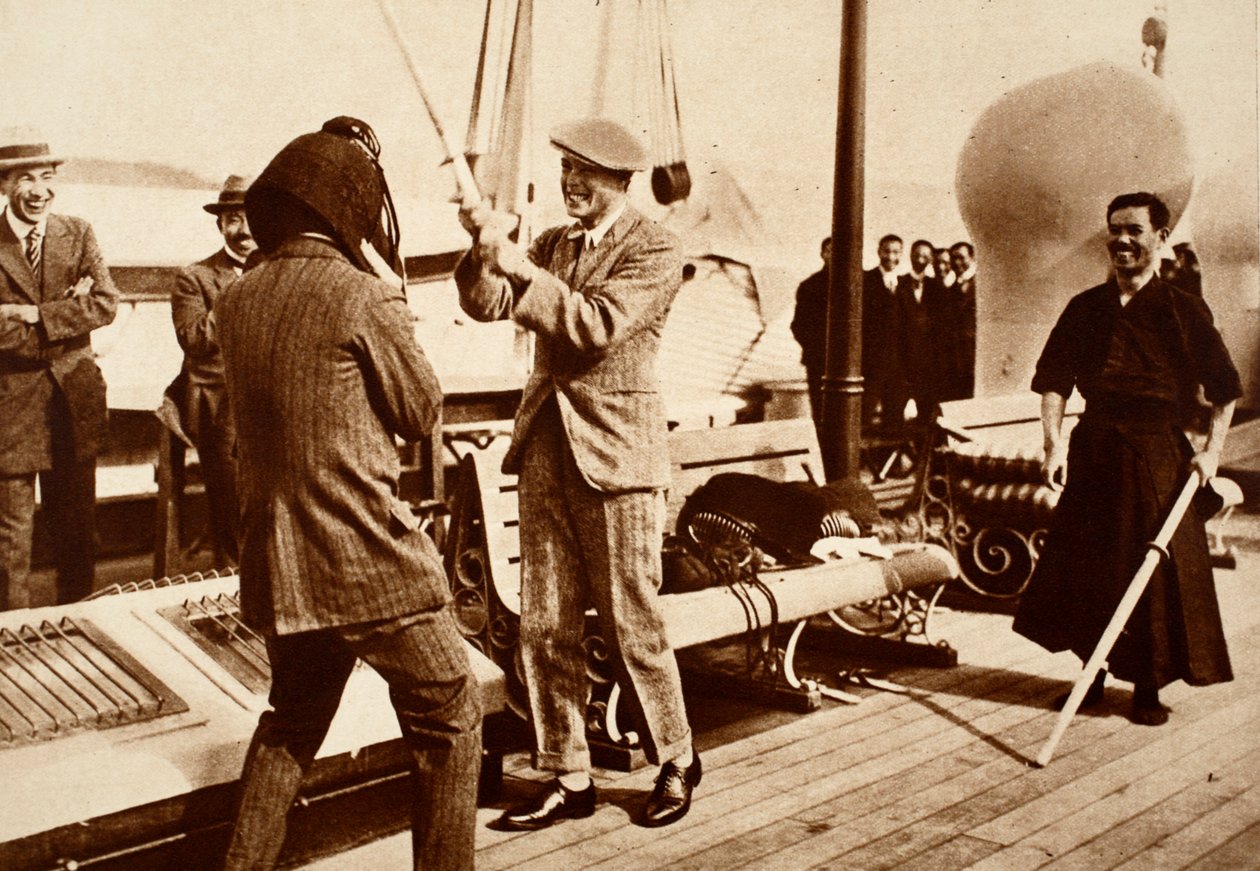 爱德华八世国王测试日本击剑头盔，1922年 作者 英国摄影师
