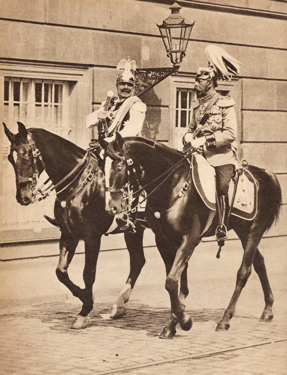 国王乔治五世和威廉皇帝二世于1913年离开波茨坦参加军队审查，插图来自“乔治五世国王的生活”，1935年出版 作者 英国摄影师