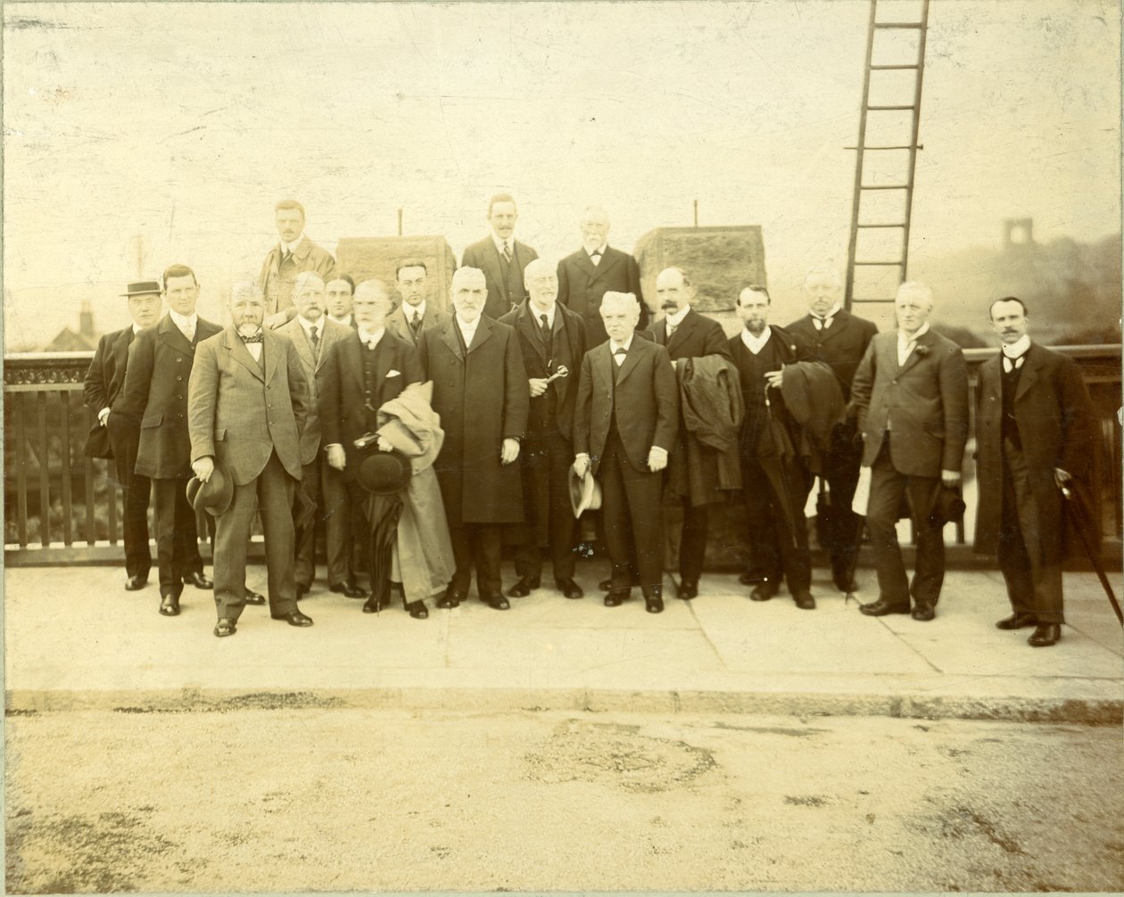 1912 年 6 月 28 日，由 J.P. F. M. Lupton 议员主持开幕的 Kirkstall 桥重建工程（黑白照片） 作者 英国摄影师