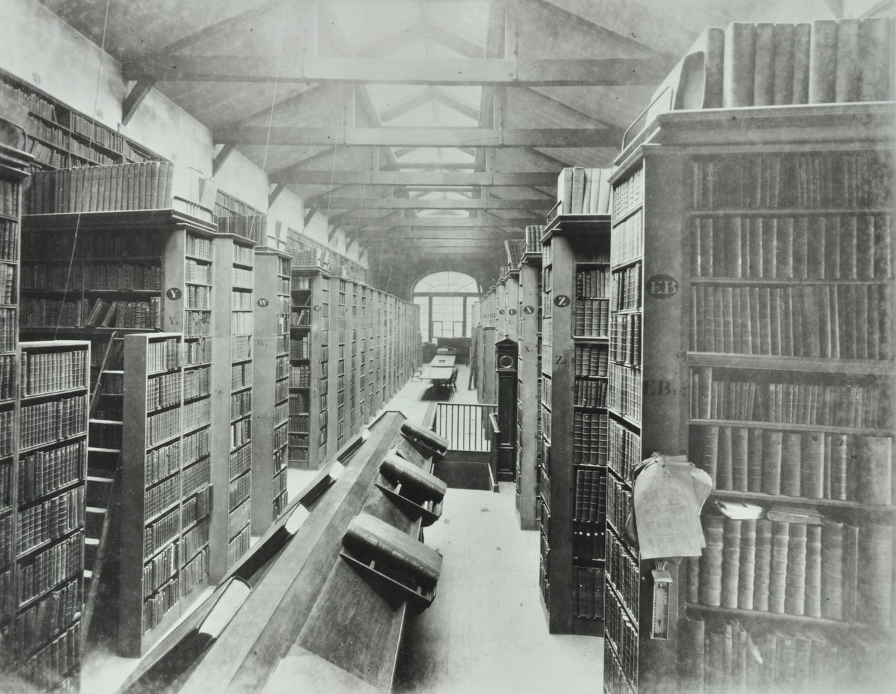 图书馆，锡安学院，维多利亚堤防，伦敦金融城，1885年 作者 英国摄影师