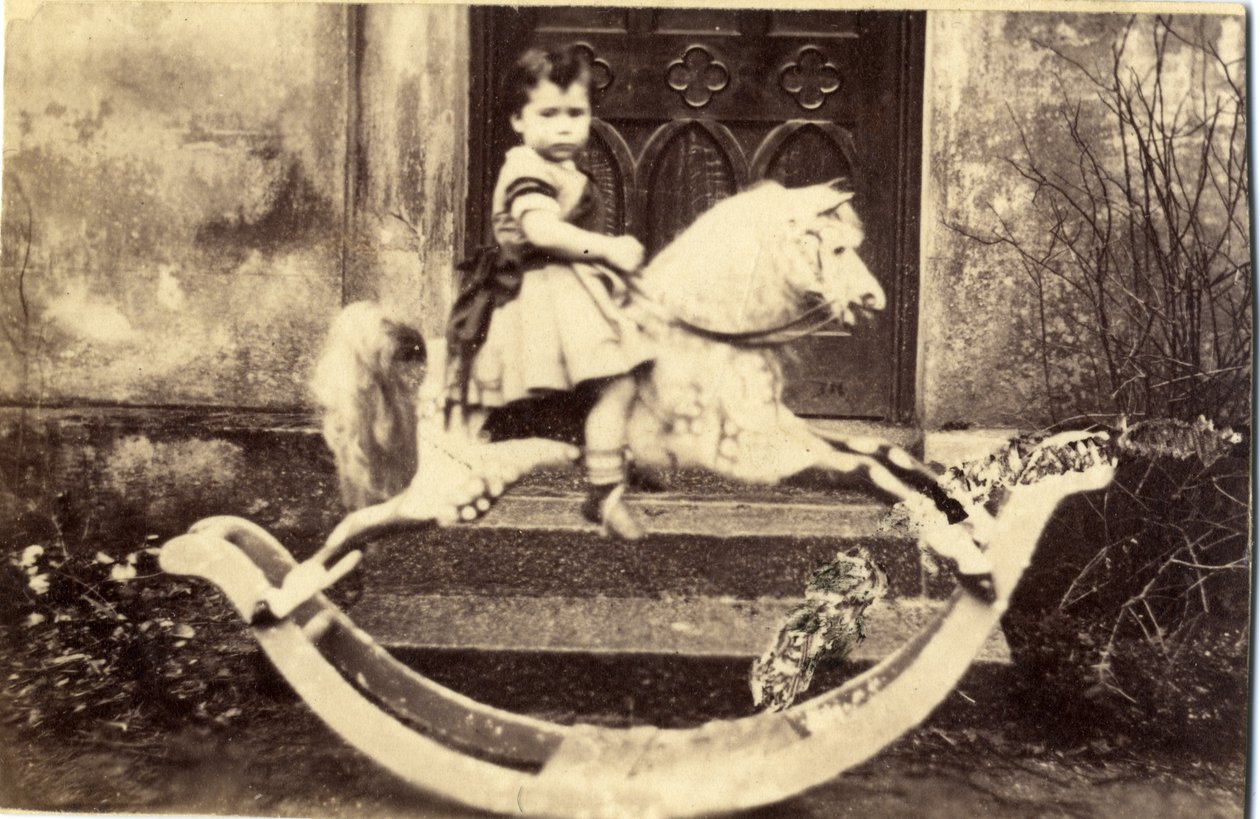 一个大摇马在花园里，1860年代的小女孩（蛋白打印） 作者 英国摄影师